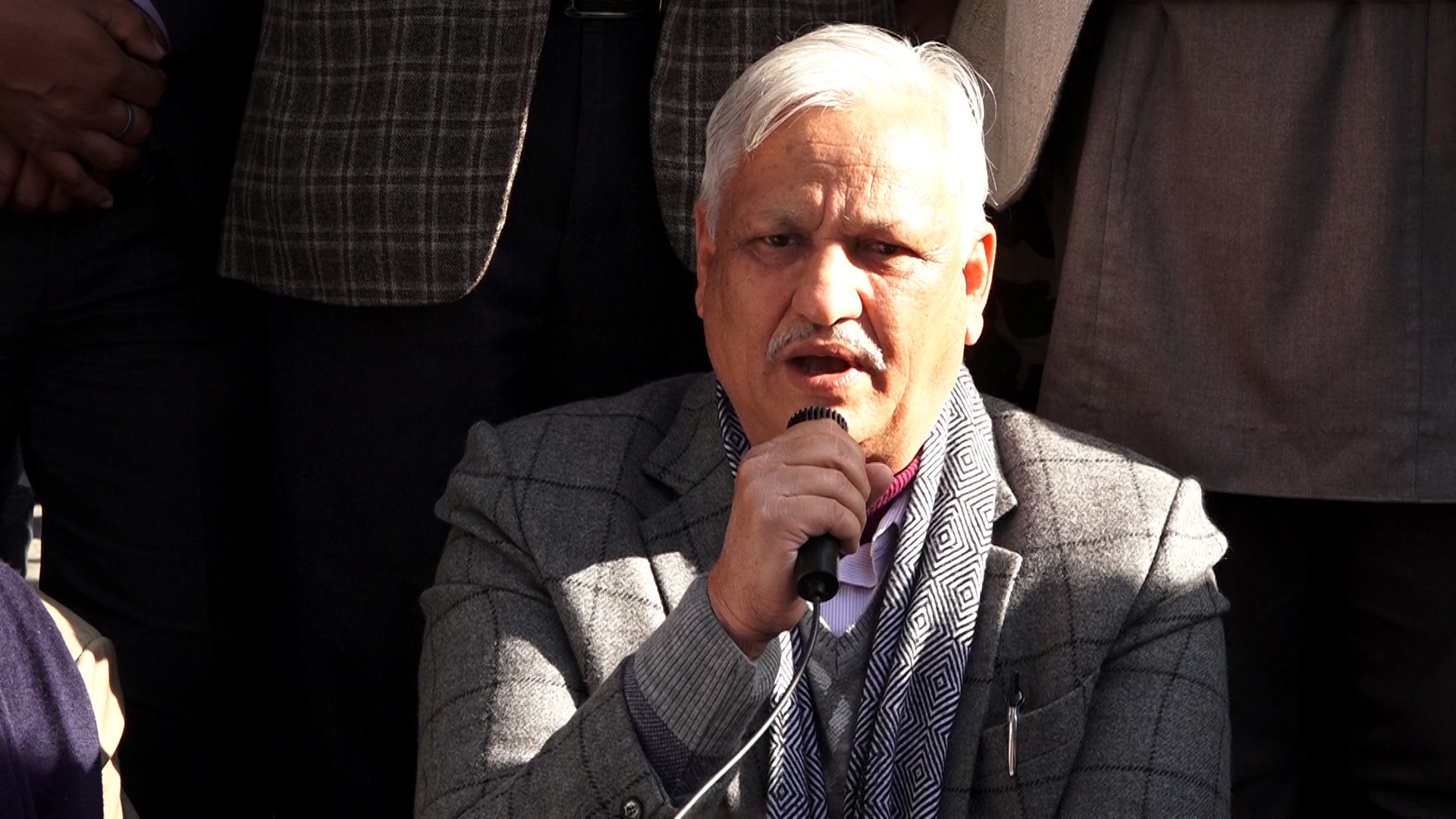 माइतीघर पुगेर उद्योग मन्त्रीले भने, ‘१२ दिन भित्र पैसा दिलाउँछु’