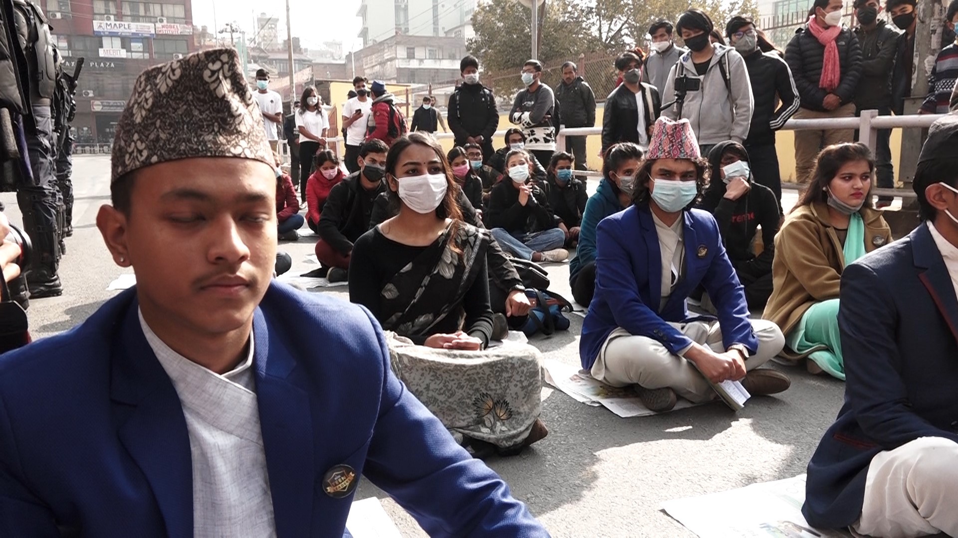 विरोधको नयाँ शैली, नमुना संसद बनाइ संसद विघटनको विरोध