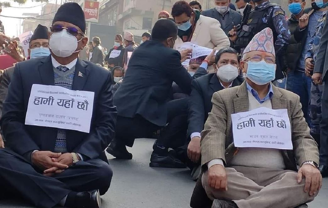 ओली पक्ष चुनावकाे तयारीमा, प्रचण्ड-नेपाल पक्ष आन्दोलनमा