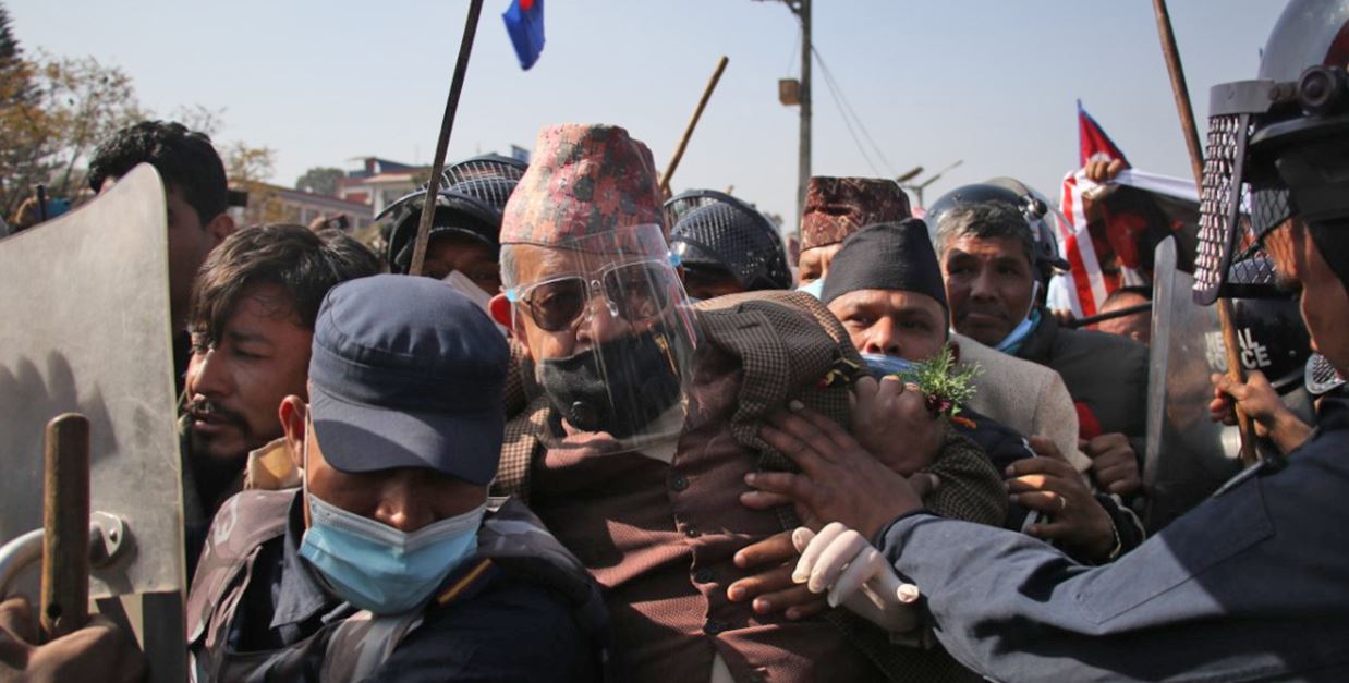पृथ्वी जयन्ती मनाउँन सिंहदरबारअघि पुगेका राजावादी र प्रहरीबीच धकेलाधकेल