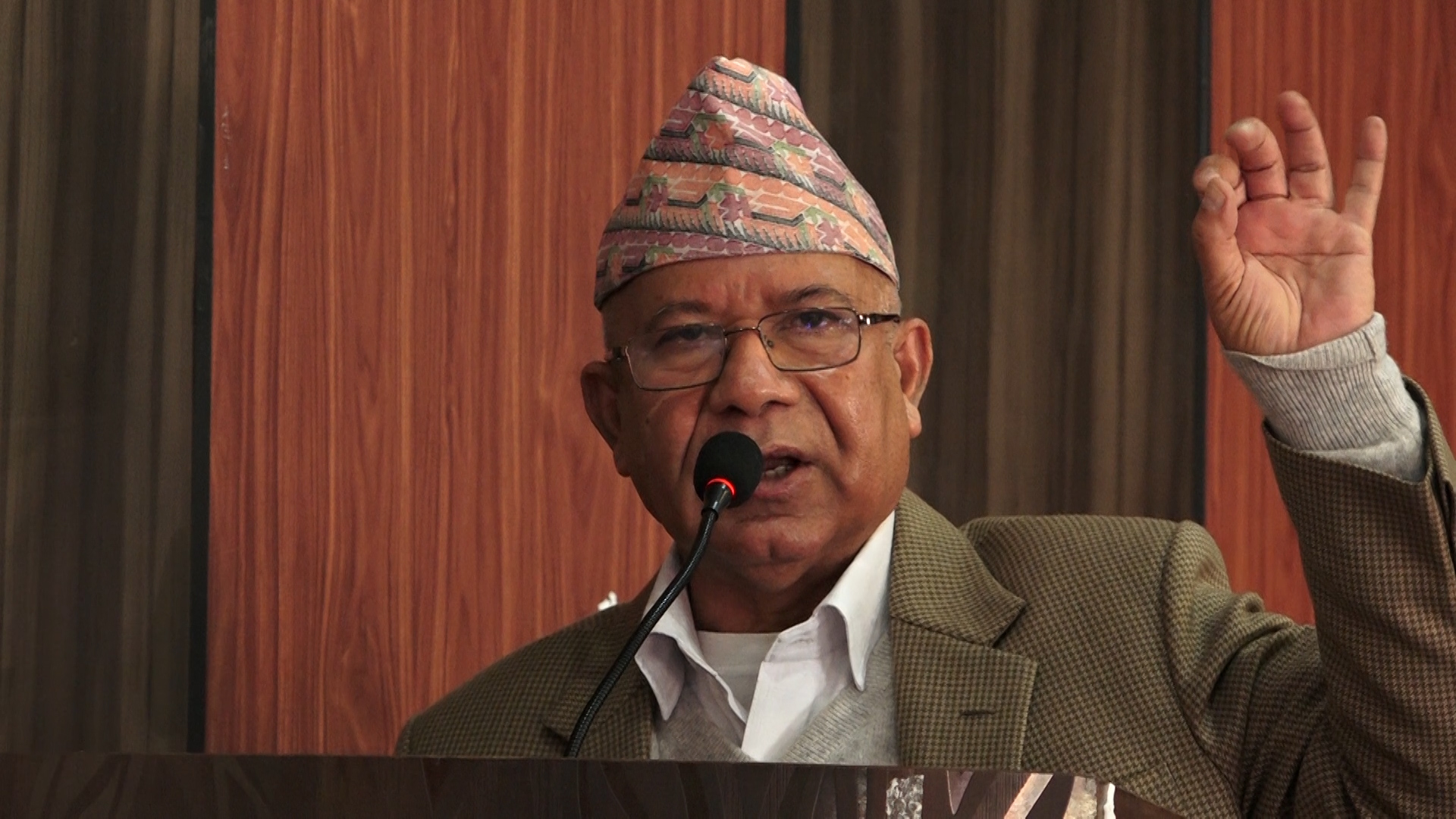 ओलीले शक्ति लिएर तर्साएः माधव नेपाल