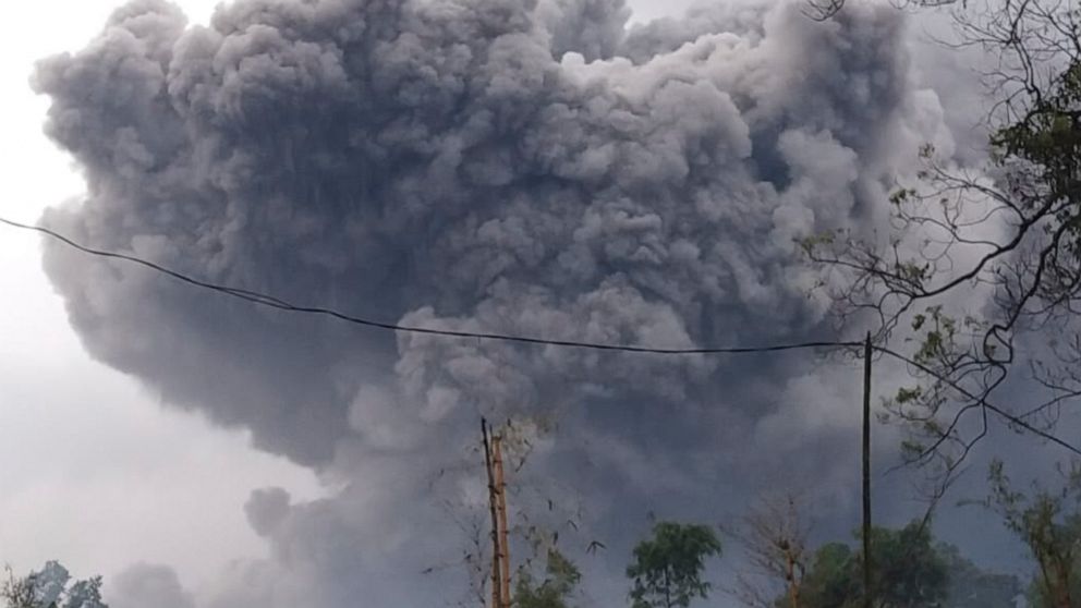 इन्डोनेशियाको माउन्ट सेमेरुमा भएको ज्वालामुखी विस्फोट