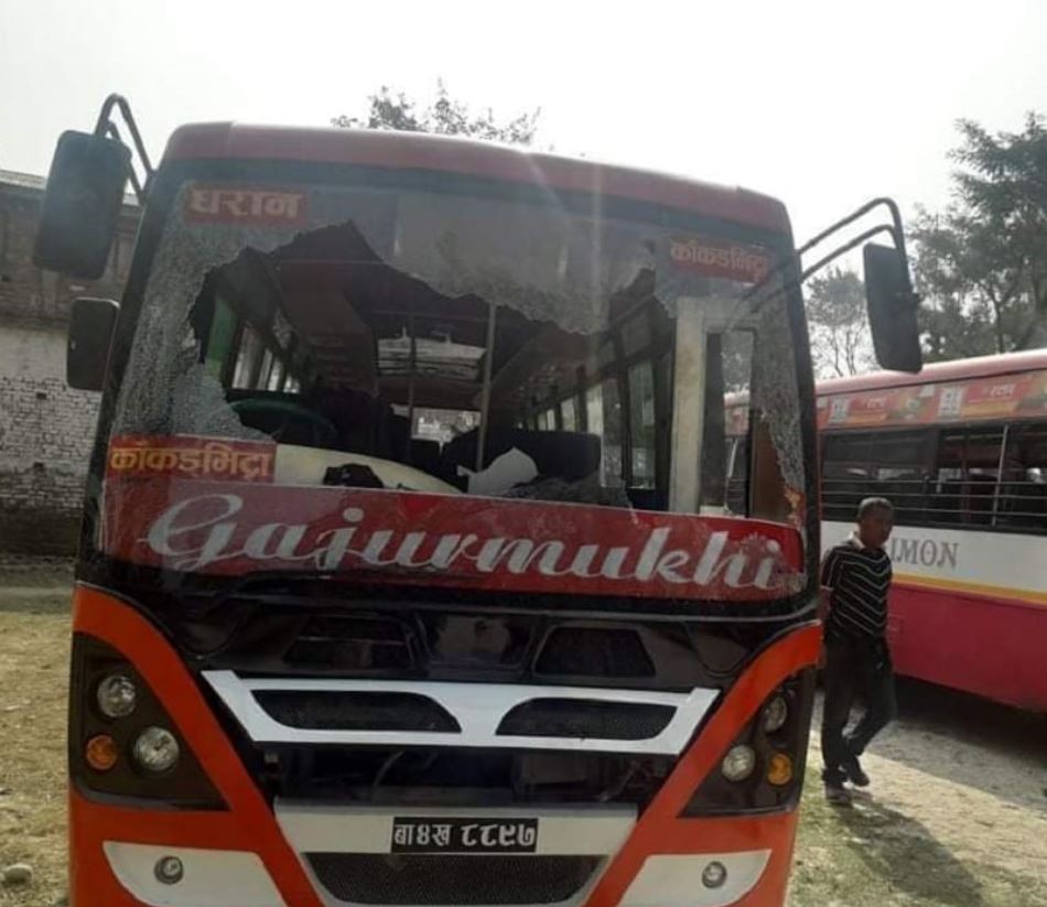 विप्लव समूहका कार्यकर्ताद्वारा सार्वजनिक बस तोडफोड