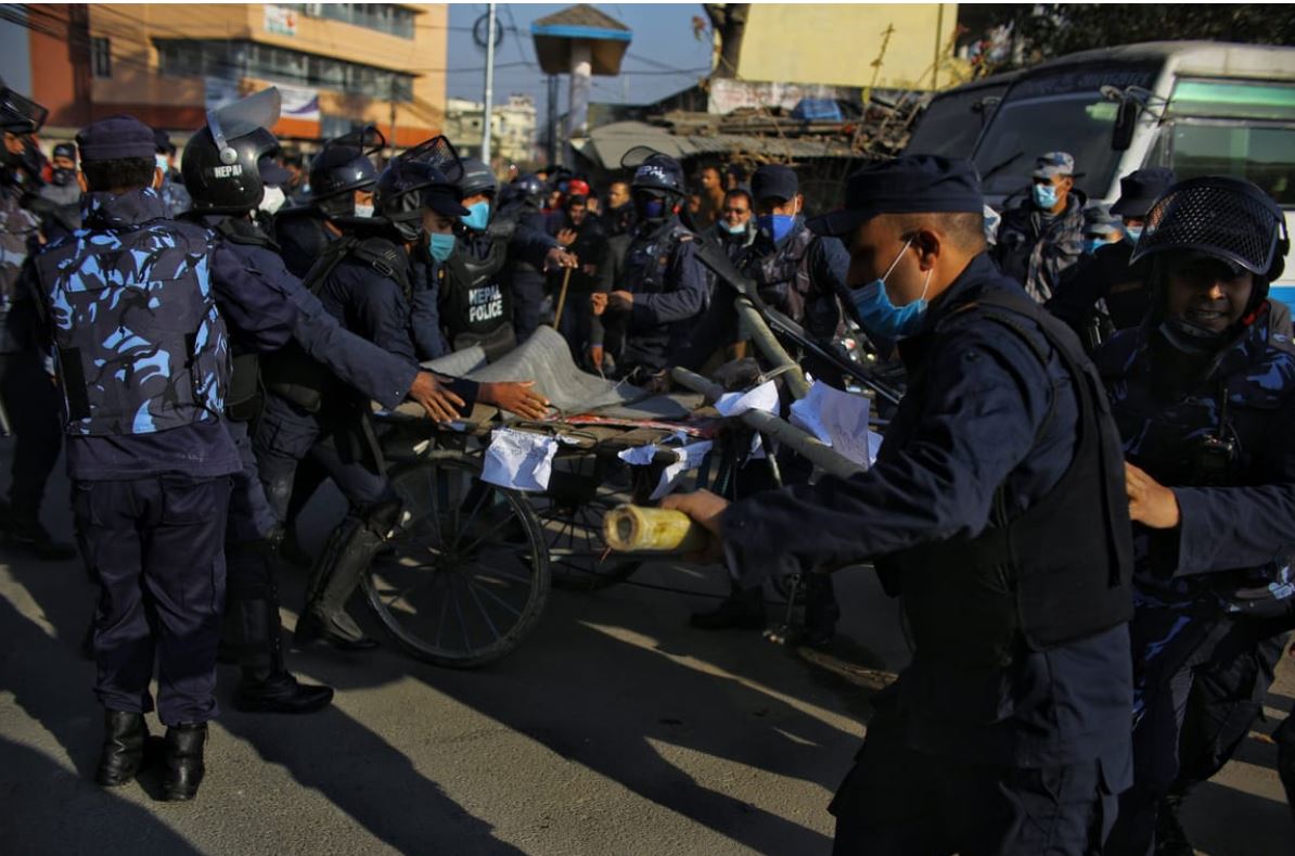 पाटनमा विद्यार्थीहरुले गरे बयलगाडा प्रदर्शन
