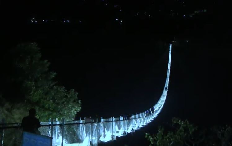 रातमा पनि चम्कन्छ झोलुङ्गे पुल, फोटो खिच्न एकरात बास