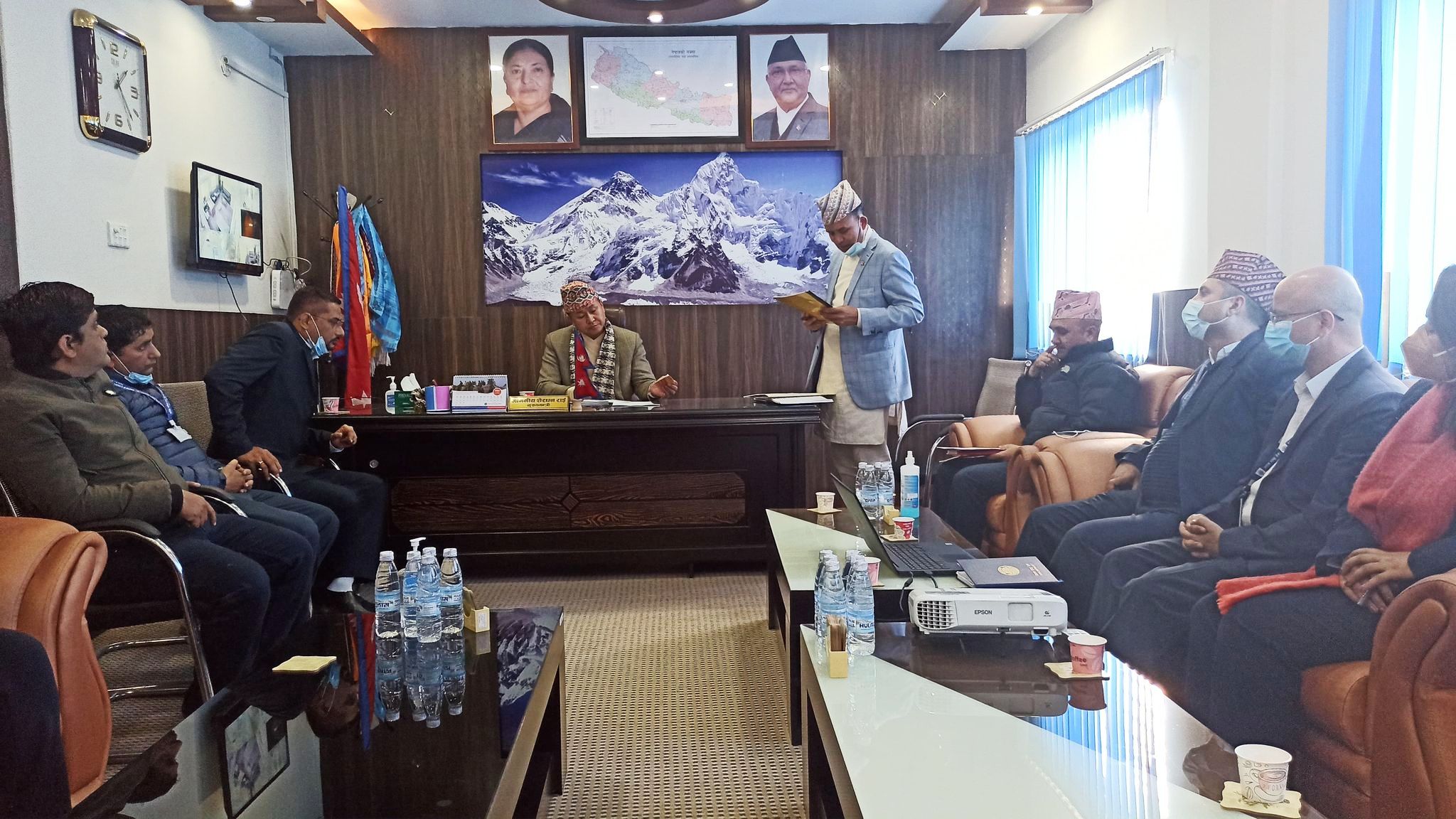 सरकार परिवर्तन हुने हल्लाको पछि नलाग्नुः शेरधन राई