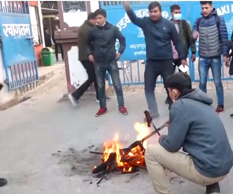 विद्यार्थीले प्रधानमन्त्रीको पुत्ला जलाए
