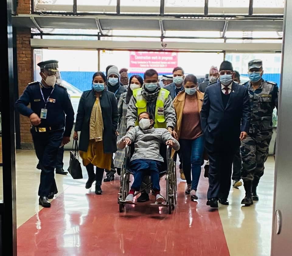 पत्नीको उपचारका लागि प्रचण्ड भारत प्रस्थान