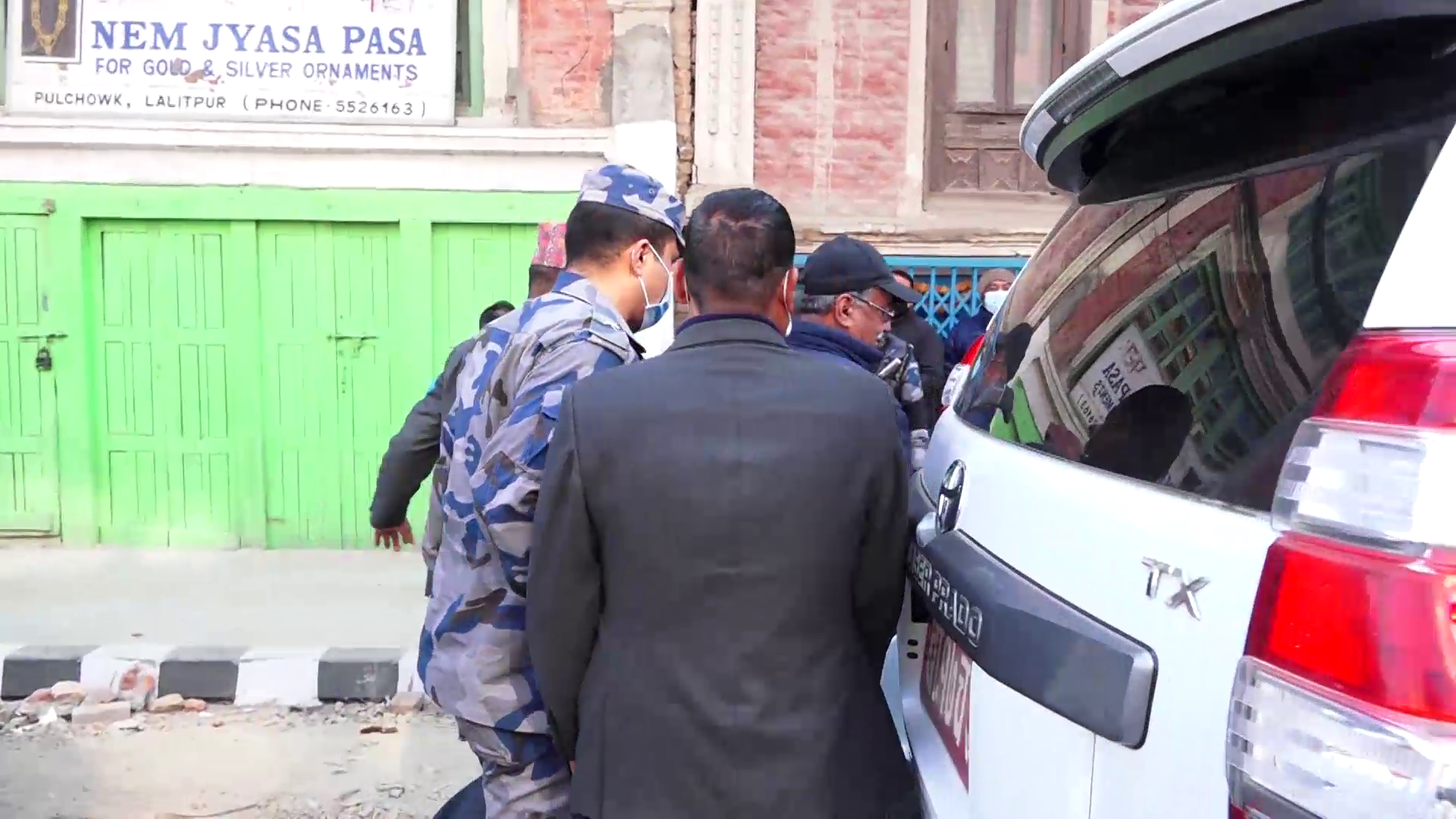 आमहड्तालमा प्रचण्ड गाडी चढेर सडकमा गएर बसे (तस्बिरसहित)