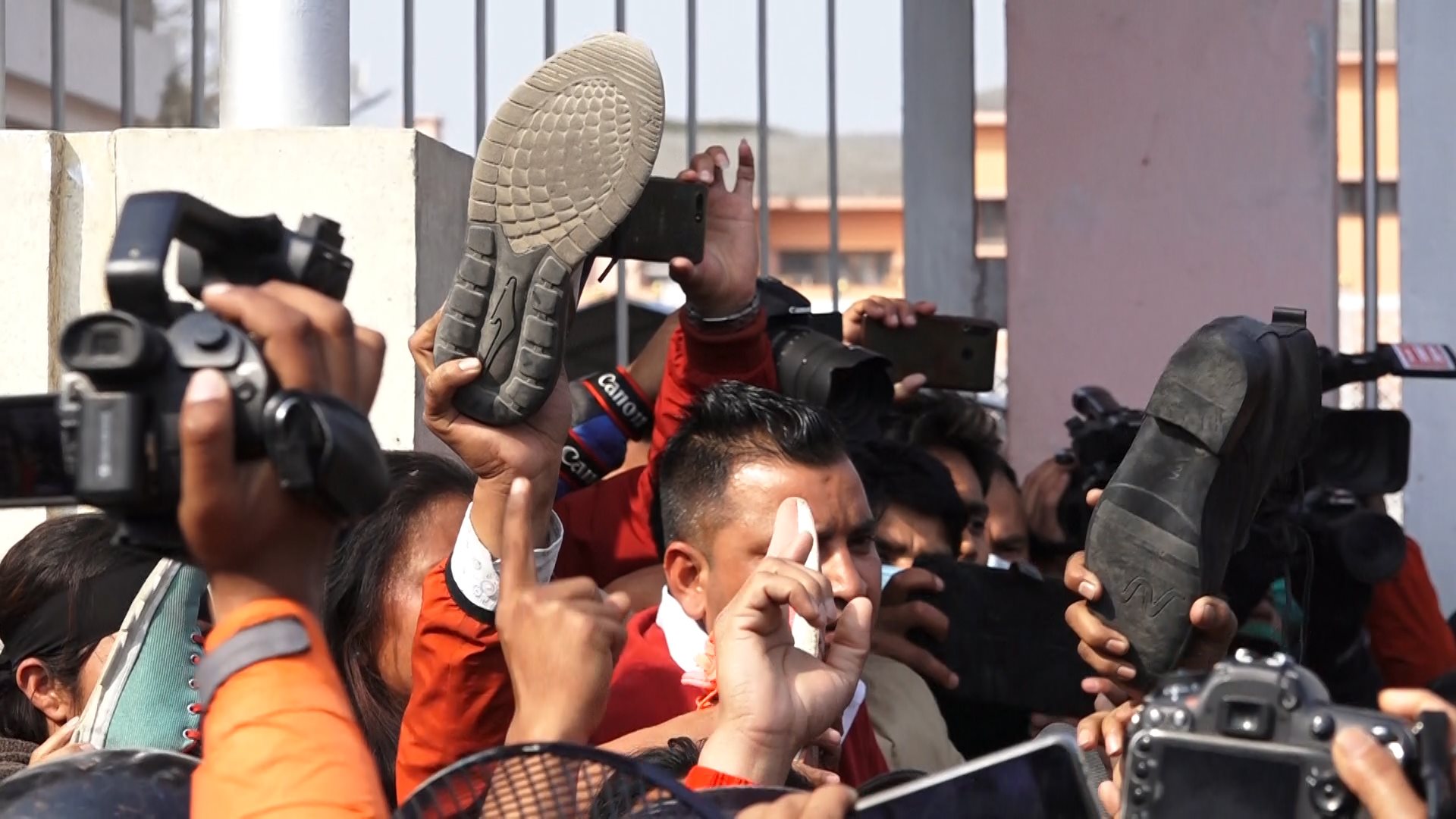 अनेरास्ववियूका विद्यार्थीले प्रतिगमनलाई जुत्ता हाने