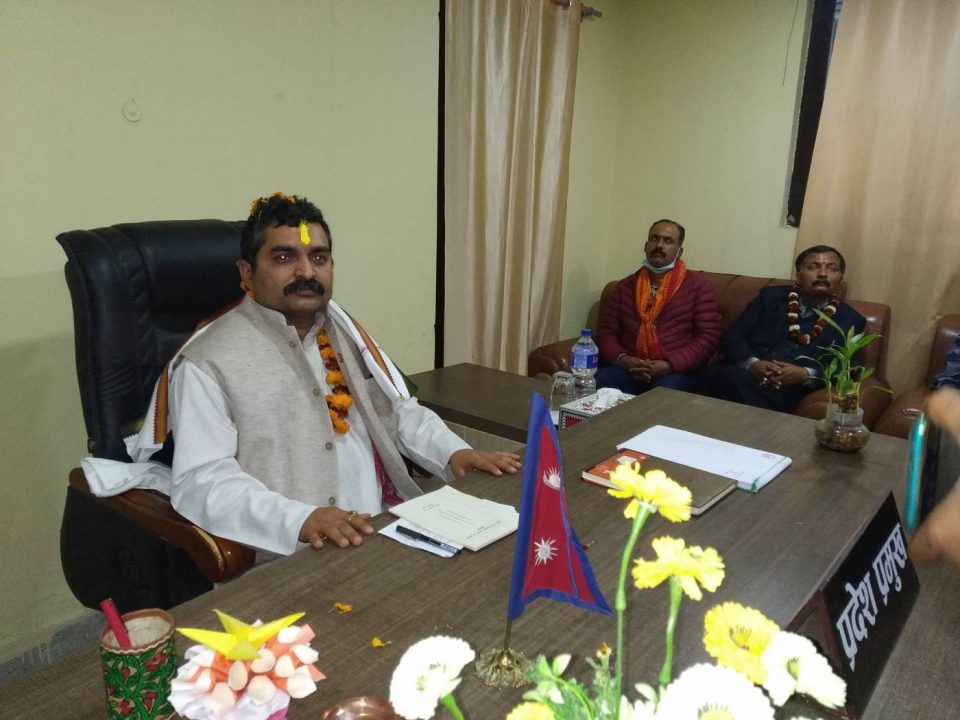 पदभार ग्रहण गर्दै प्रदेश प्रमुख झाले भने – शिरमा देश र मनमा मधेस राखेर काम गर्नेछु