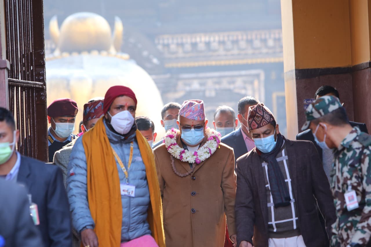 पुजारी, स्थानीय र सरोकारवालाले पशुपति मन्दिरमा सुनको जलहरी राख्न नदिने