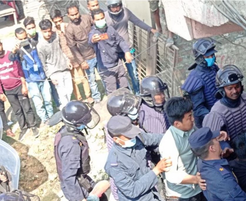 विराटनगर पुगेका प्रधानमन्त्रीलाई विद्यार्थीले देखाए कालो झण्डा