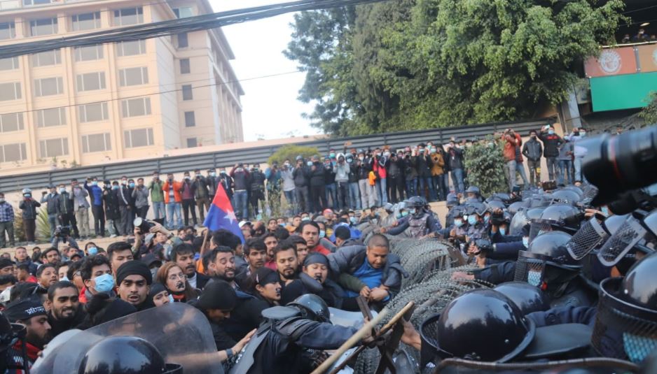 झाँक्री पक्राउको विरोधमा उत्रिएका प्रदर्शनकारी र प्रहरीबीच झडप