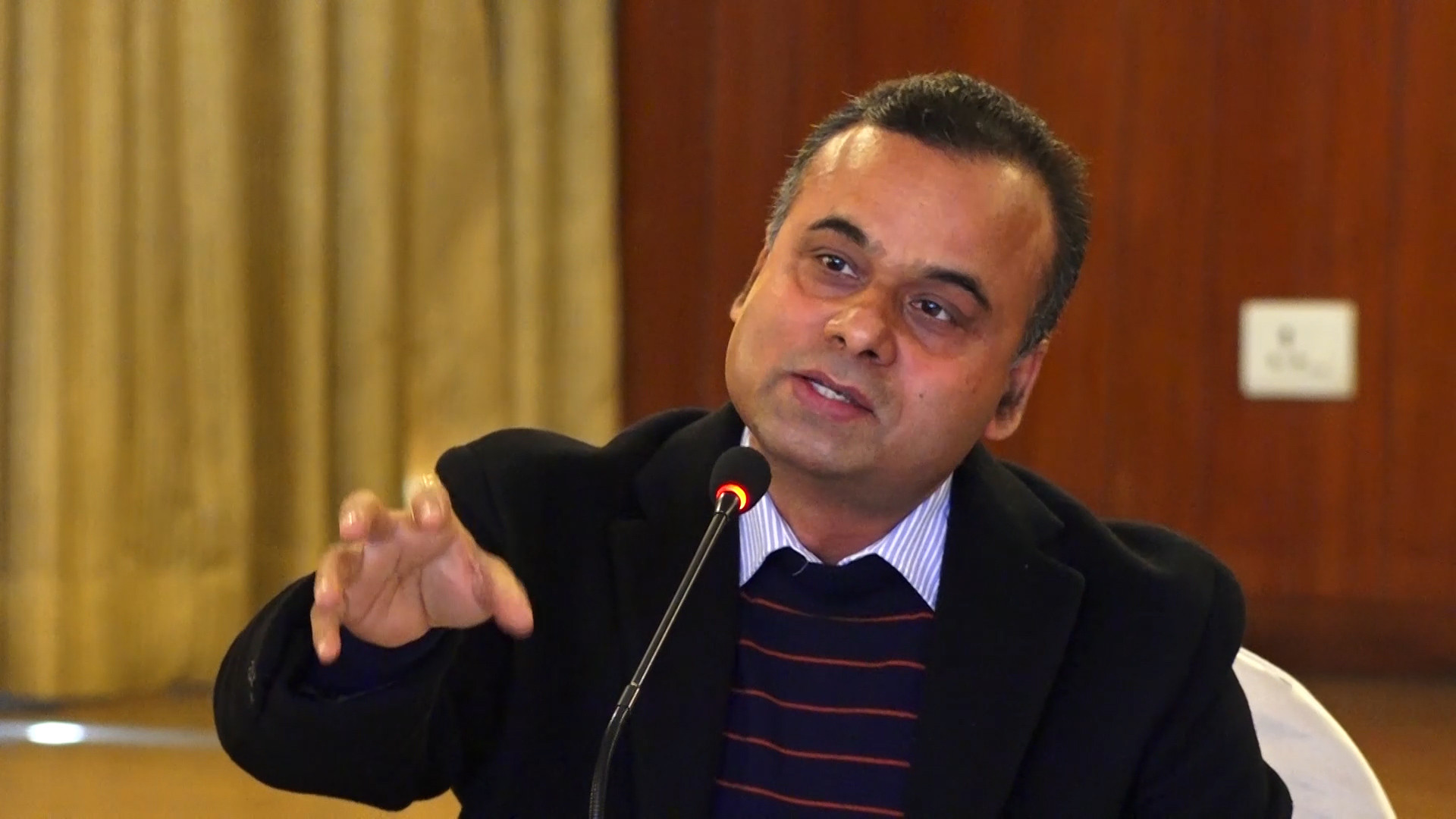 संविधानको धारा ७६(५)ले सरकार गठनका लागि दलको नभई सांसदको समर्थनको व्यवस्था गरेको छः भीमार्जुन आचार्य