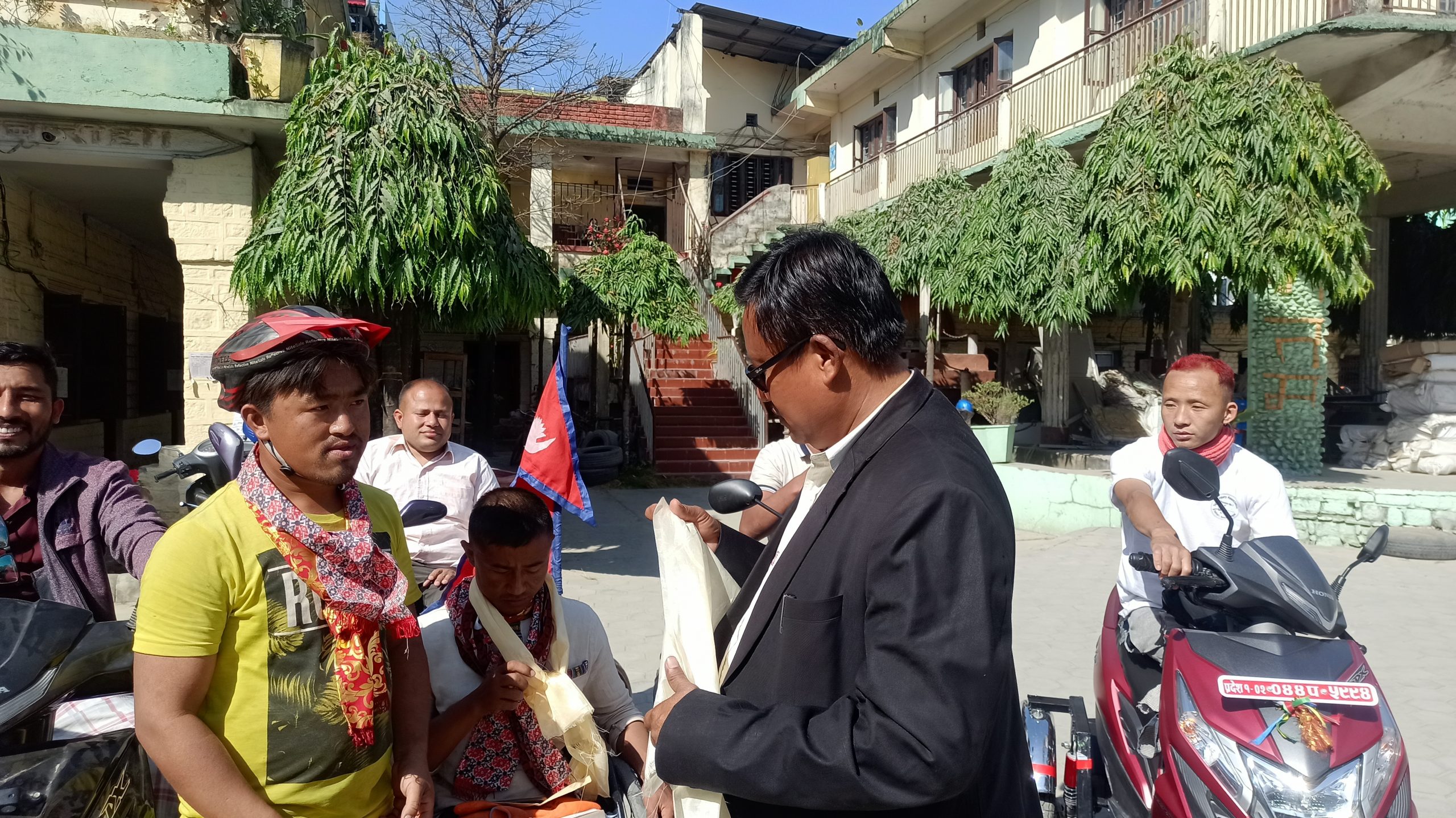 ह्विलचेयरमा मेचीकाली यात्रामा निस्किएका रामबहादुर इटहरी पुगे