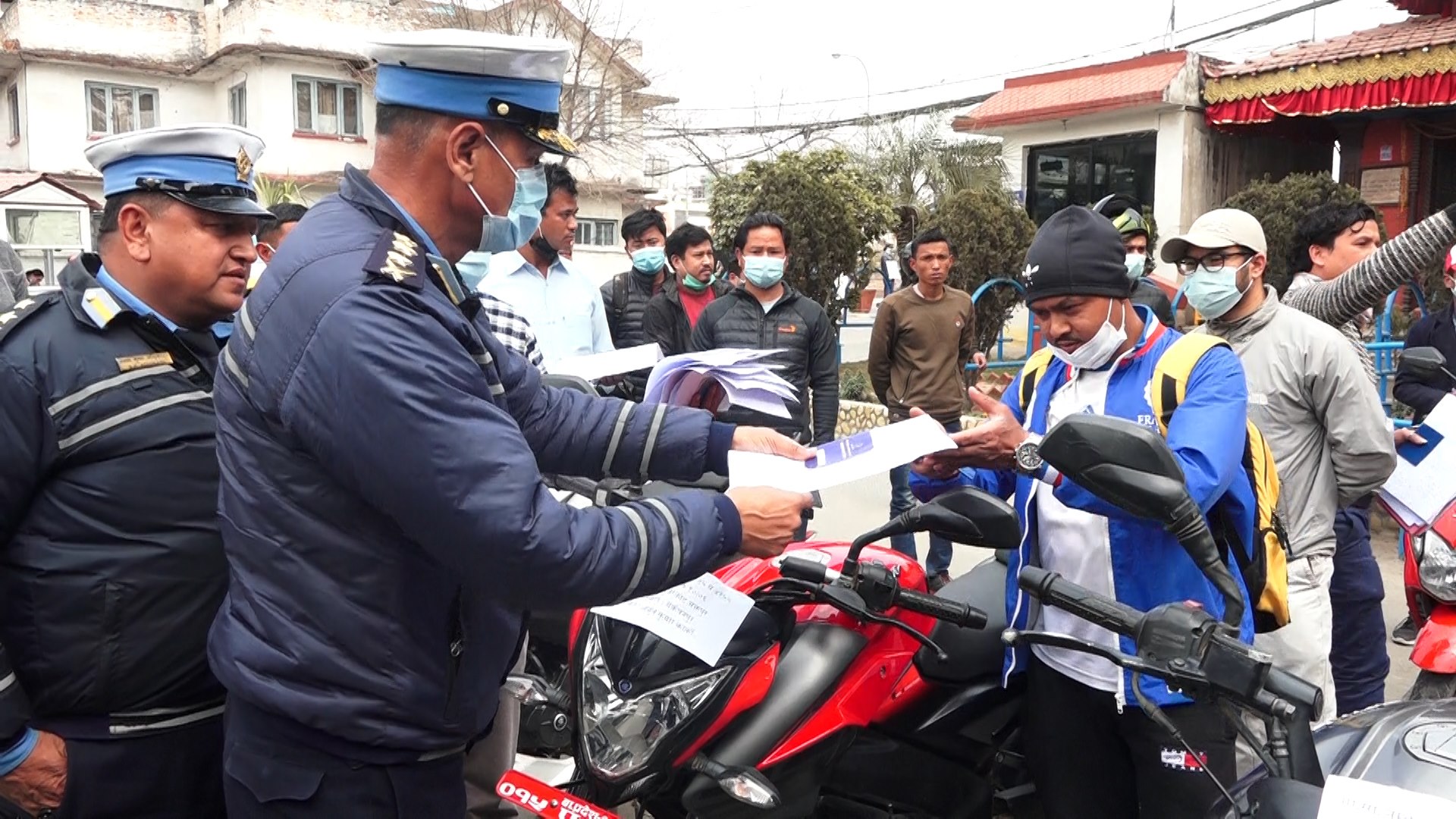 महानगरीय ट्राफिकले चोरिएका २७ मोटरसाइकल धनीलाई बुझायो