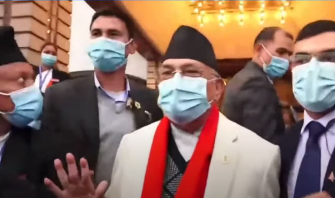 संसद भवनबाट बाहिरिए प्रधानमन्त्री ओली