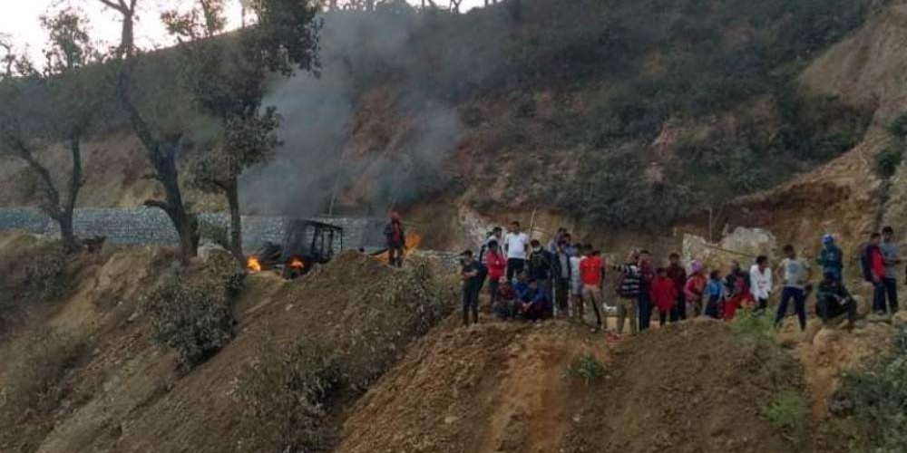 एक्स्काभेटरको ठक्करबाट घाइते महिलालाई जिउँदै पुरेर चालक फरार