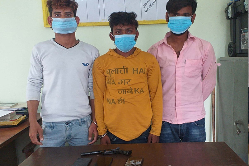 कटुवा पेस्तोलसहित ३ जना पक्राउ
