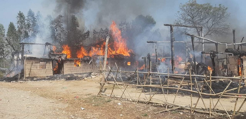 देउखुरीको लमहीमा आगलागी हुँदा ६ वटा खरका घर जलेर नष्ट