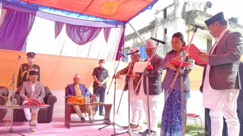 प्रदेश १ सरकारका नवनियुक्त मन्त्रीहरुले लिए शपथ