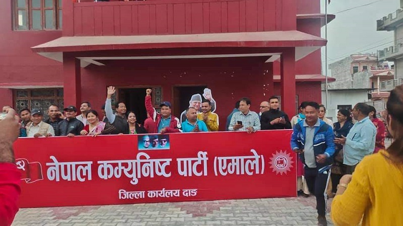 धुम्बाराहीसहित देशभरका पार्टी कार्यालयमा नेकपा एमालेको साइनबोर्ड