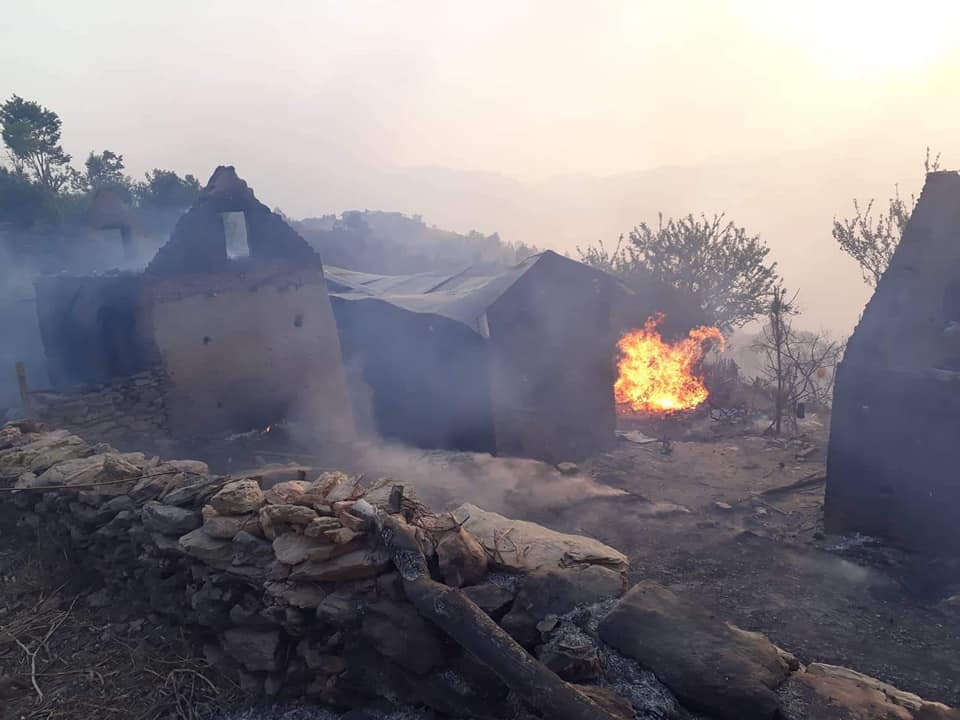 रोल्पा आगलागीः २६ घरसहित पाँच गोठ जलेर नष्ट, आगो अझै नियन्त्रणबाहिर
