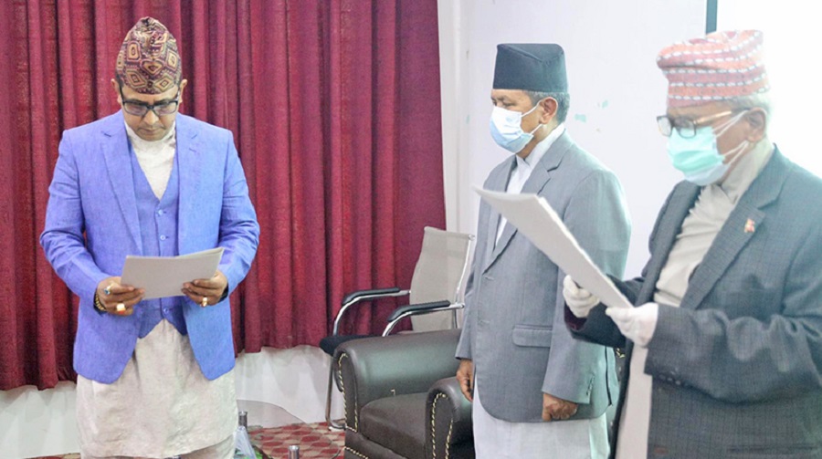 गण्डकीका खेलकुद मन्त्री दीपक मनाङेले लिए सपथ