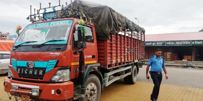 उपभोग्य वस्तुको ढुवानीमा ट्राफिक प्रहरीको अवरोध