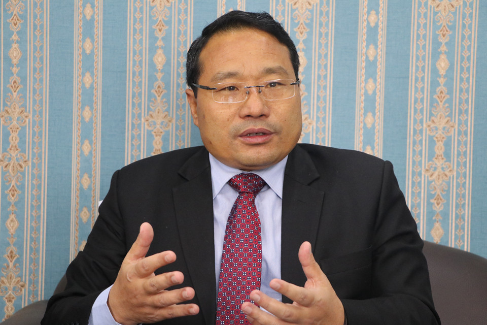 ‘प्रधानमन्त्री असंवैधानिक बाटोतिर जान खोज्नुभएको छ’