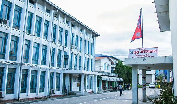 गृह मन्त्रालयले भन्यो– ‘स्वास्थ्यकर्मीमाथि कुटपिट, दुर्व्यवहार गर्नेलाई कारबाही हुन्छ’