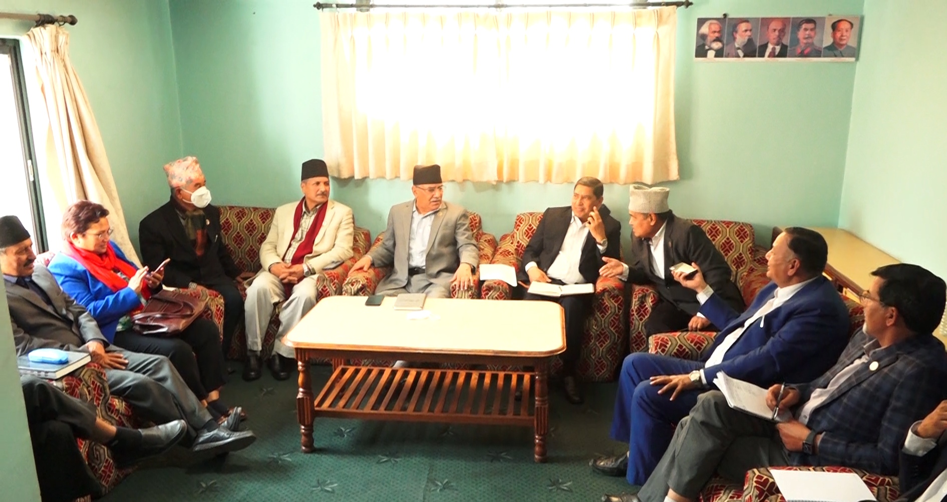 माओवादीले सरकारलाई समर्थन नरहेको पत्र संसद सचिवालयमा बुझाउँदै