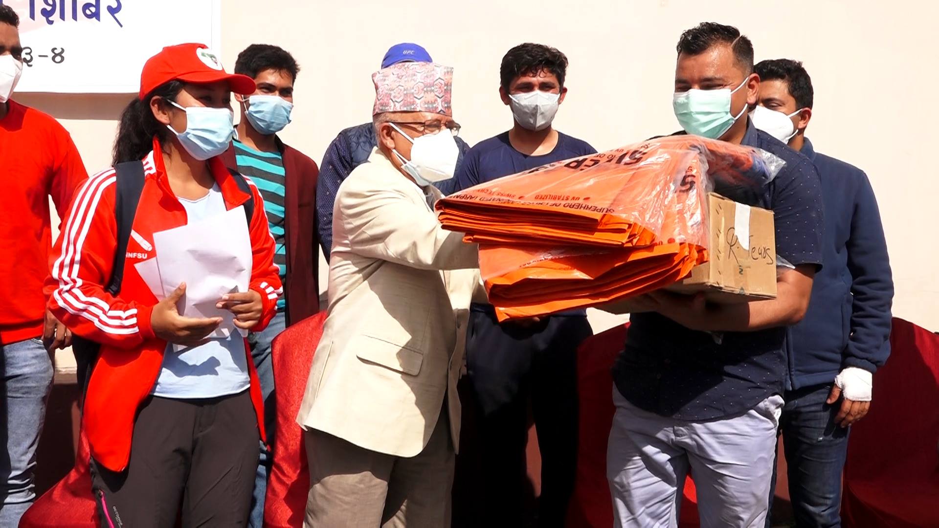 अनेरास्ववियुले हेलम्बुका बाढीपीडितलाई १० लाखको राहत बाड्दै