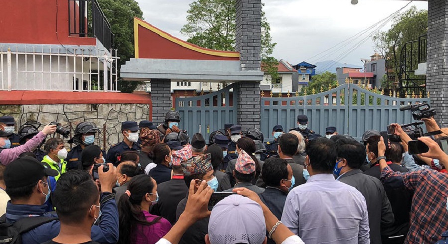 गण्डकीमा मुख्यमन्त्री नियुक्ति प्रकरणः प्रमुख निवास अगाडि विपक्षी गठबन्धनका सांसदको धर्ना