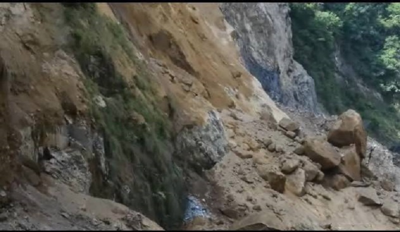 पहिरोका कारण देशका धेरै राजमार्ग ठप्प, पानी परिरहेकाले पहिरो हटाउन समस्या