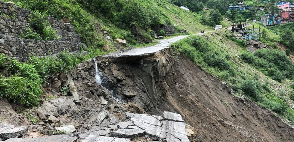 लिपिङ पुल अवरुद्ध हुँदा टिचिङ र वीरका अक्सिजन प्लान्ट तातोपानीमै रोकियो