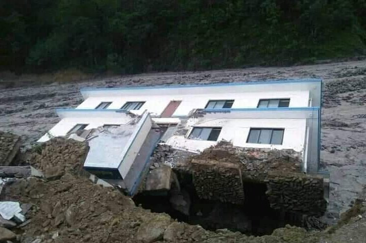 बाढीले बगायो हेलम्बुको इलाका प्रहरी कार्यालय