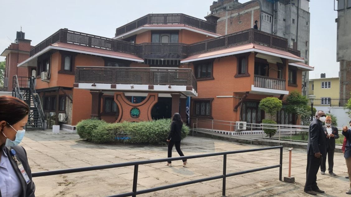 चिनियाँ कम्युनिष्ट पार्टीले एमालेलाई दियो स्वास्थ्य सामग्री