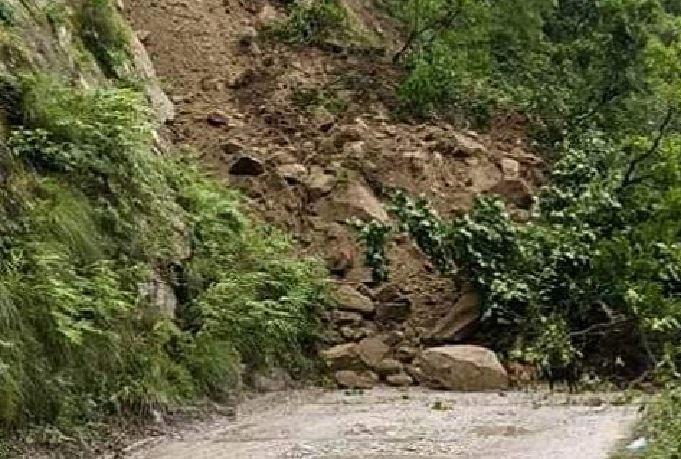 सिन्धुपाल्चोकको हेलम्बु राजमार्गमा रोकिएन पहिरो