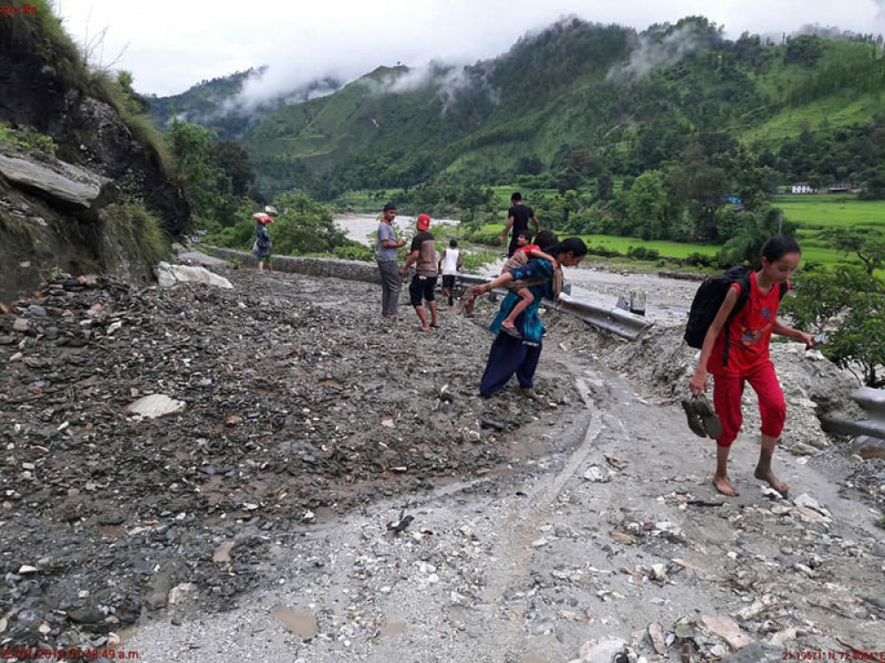 बाढी पहिरोले ठप्प भएका १६ ठाउँका सडक खुलाउन समस्या