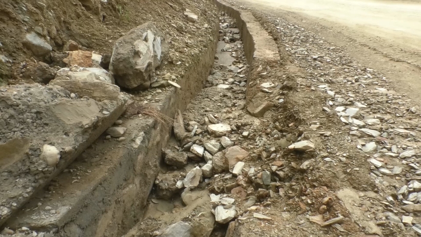 लगातारको वर्षाले कच्ची सडक बगाएपछि चुरे भएर सञ्चालन हुने सबै यातायात ठप्प