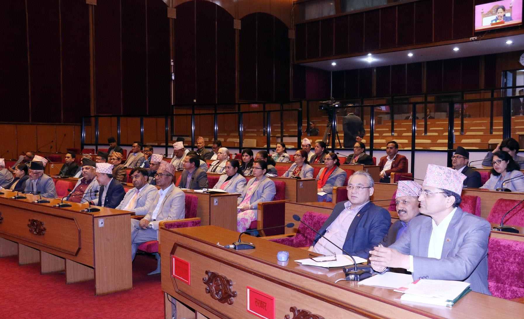 सार्वजनिक सवारीमा सेनिटाइजरको व्यवस्था गर्न सांसदको माग