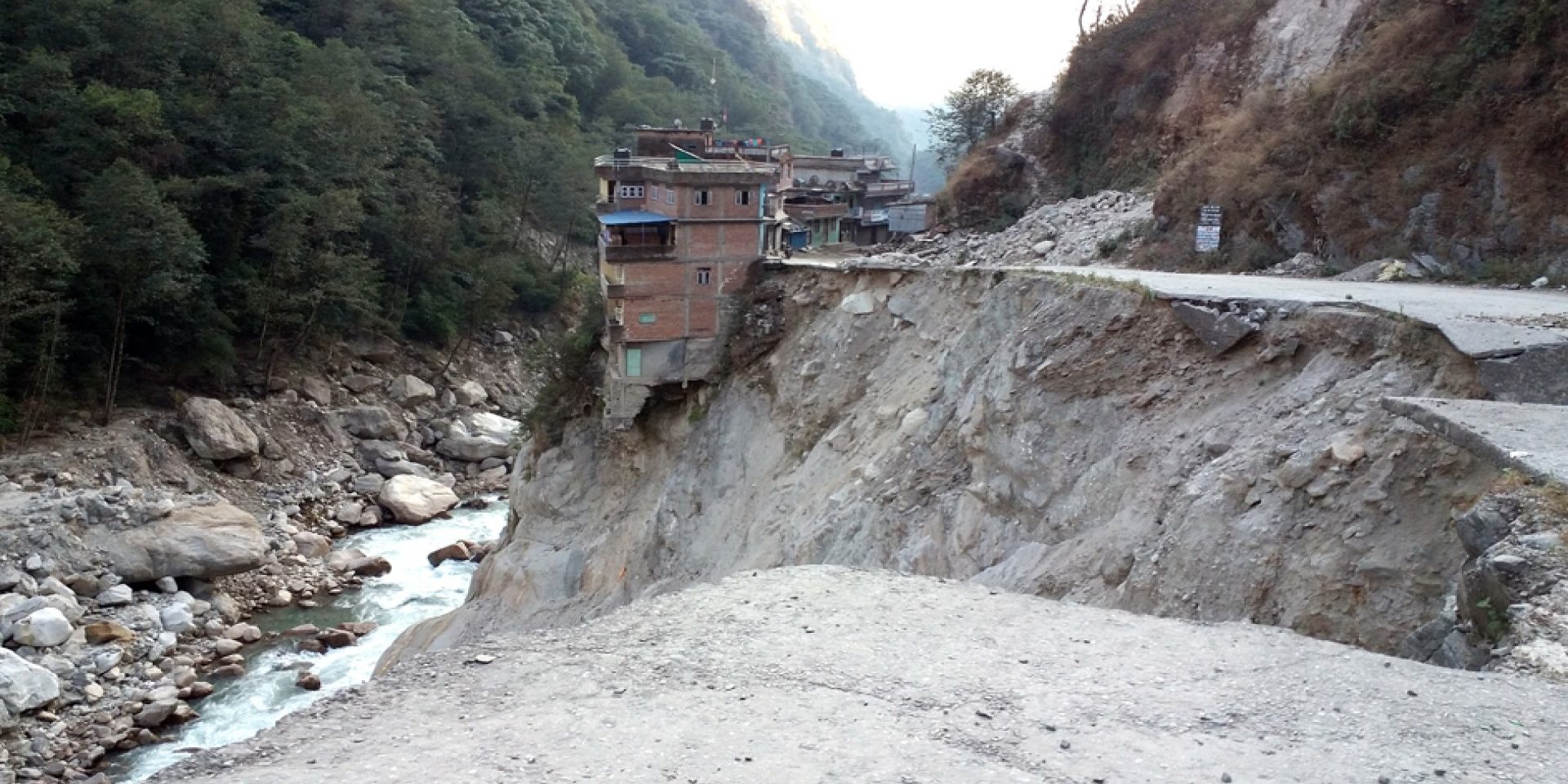 बाढी पहिरोपछि सडक अवरुद्ध