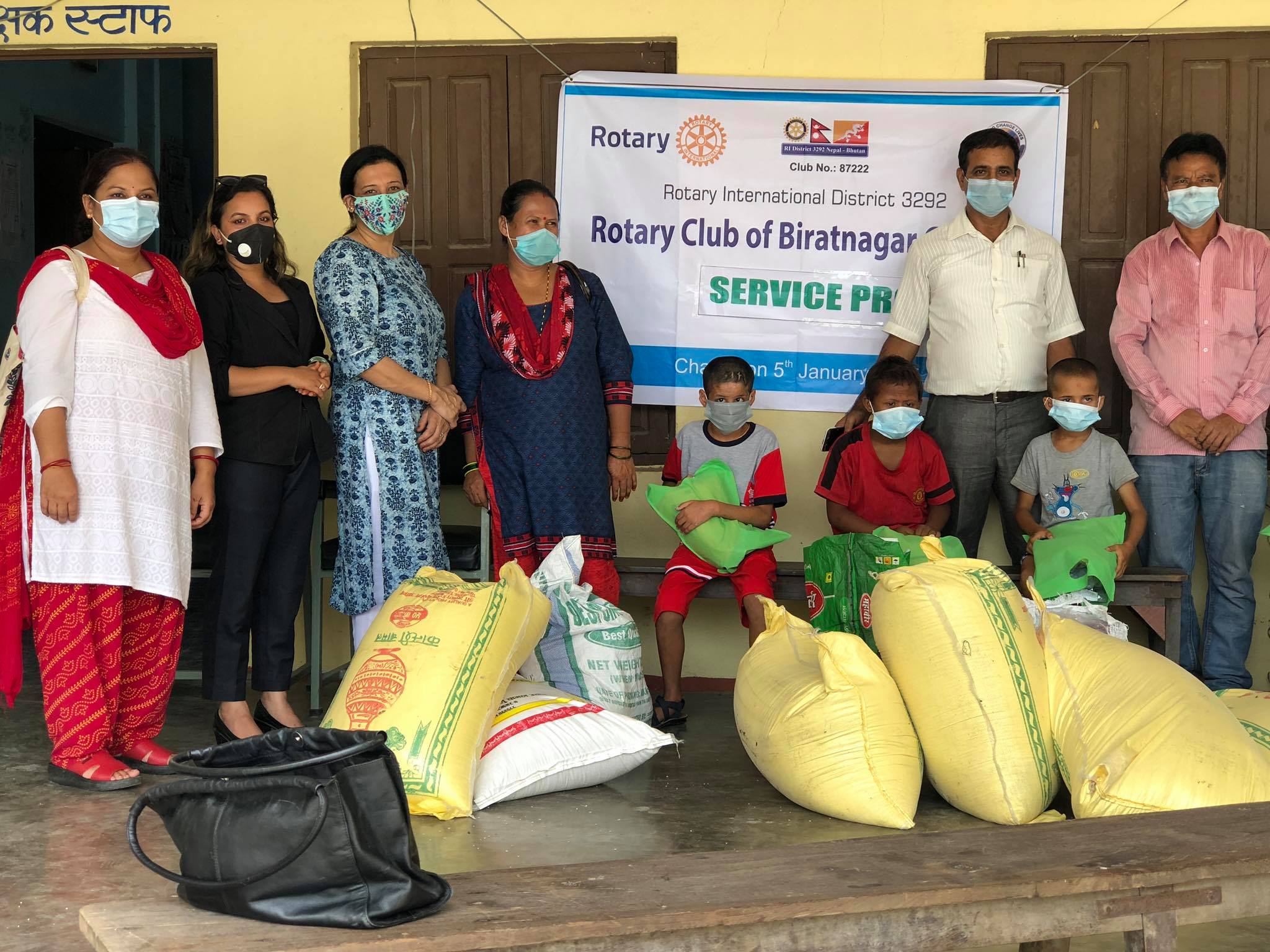 गोग्राहका विद्यार्थीलाई रोटरीको खाद्यान्न सहयोग