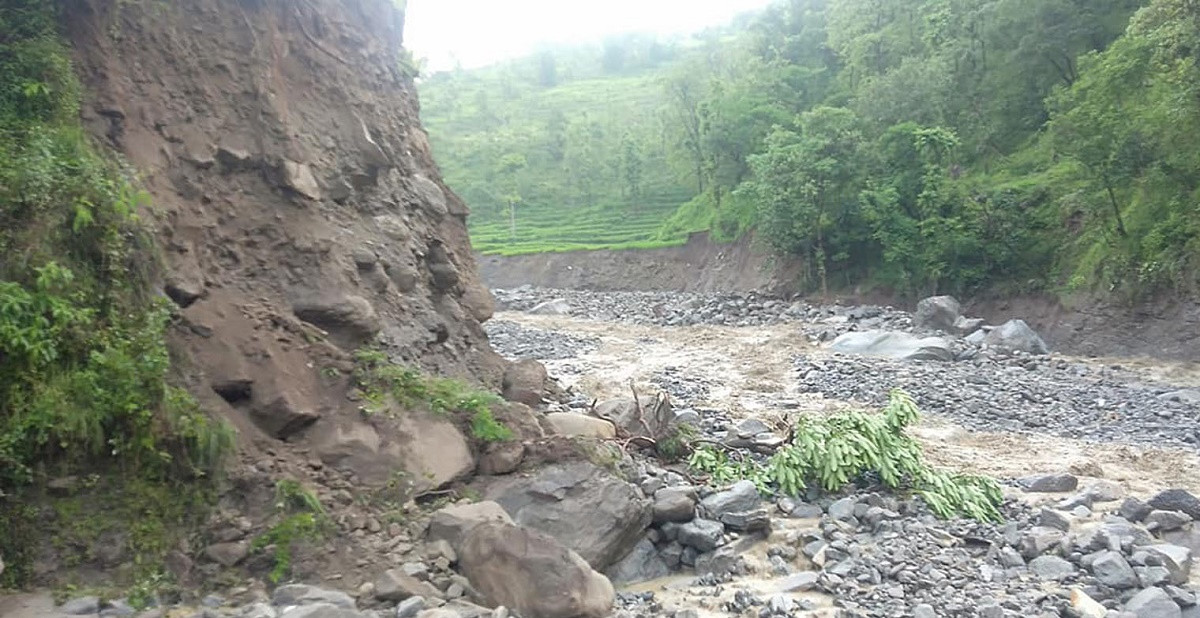 पर्वतमा खोलाले गाडी बगायो, इञ्जीनियरसहित तीन जना बेपत्ता