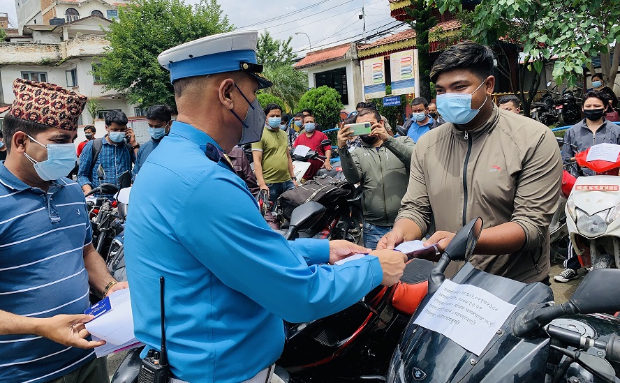 उपत्यकाबाट हराएका ३३ मोटरसाइकल फेला, सम्बन्धित धनीलाई बुझाइयो