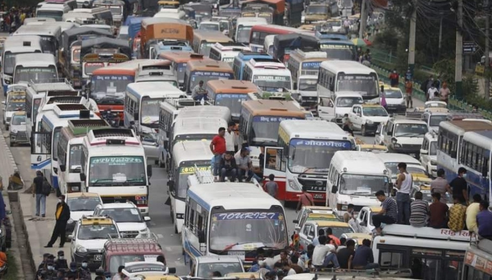 यातायात व्यवसायीले सरकारलाई बुझाए गाडीको ‘चाबी’