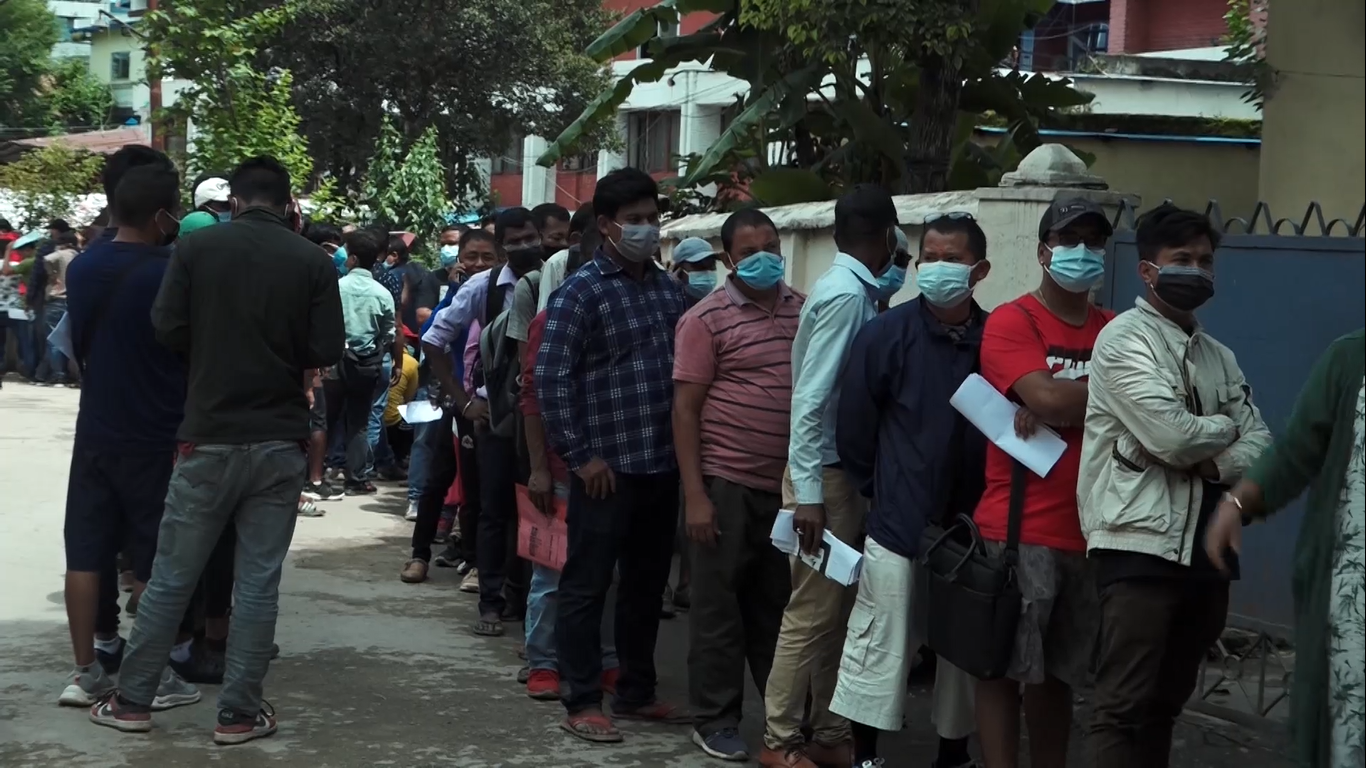 खोप लगाएको प्रमाणपत्र लिन तीन दिनदेखि लाइन