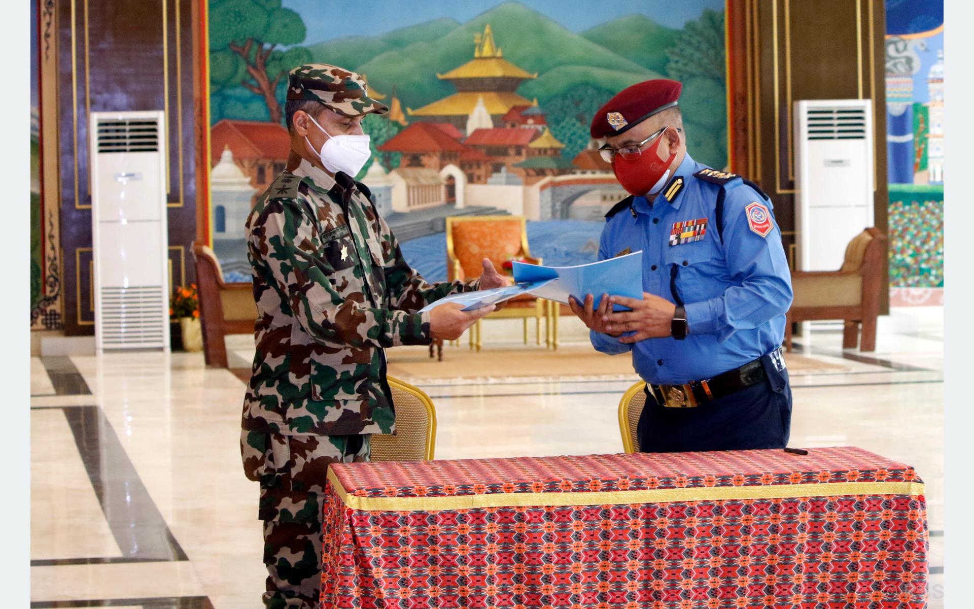 सेनाद्वारा प्रहरीलाई ३०० थान हतियार हस्तान्तरण